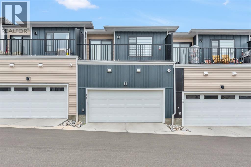 Single Family House for Sale in  Crestbrook Way SW Crestmont Calgary 