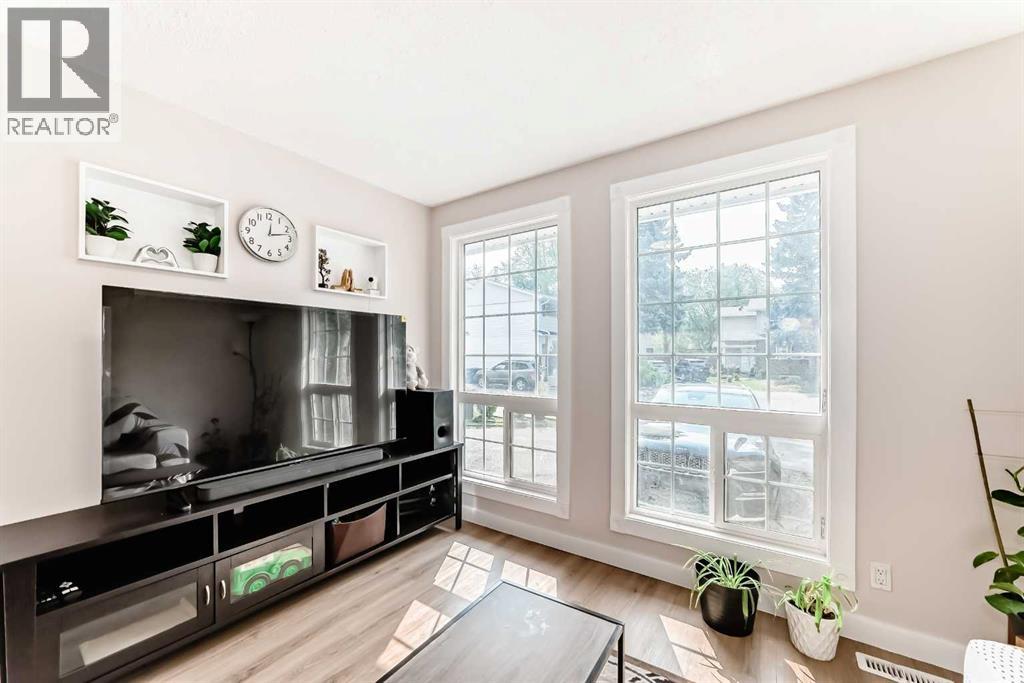 Single Family House for Sale in  Pineset Pl NE Place NE Pineridge Calgary 
