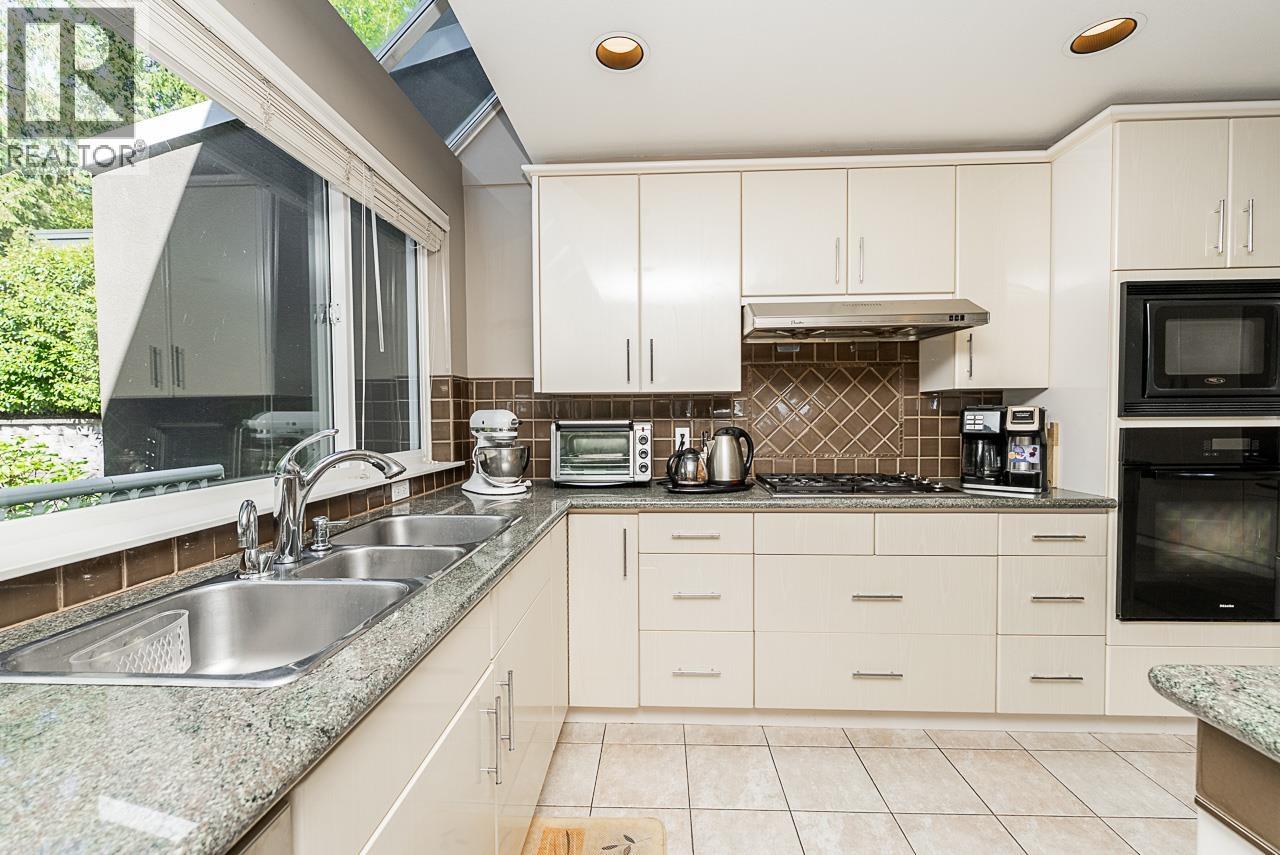 180 W OSBORNE ROAD, North Vancouver
