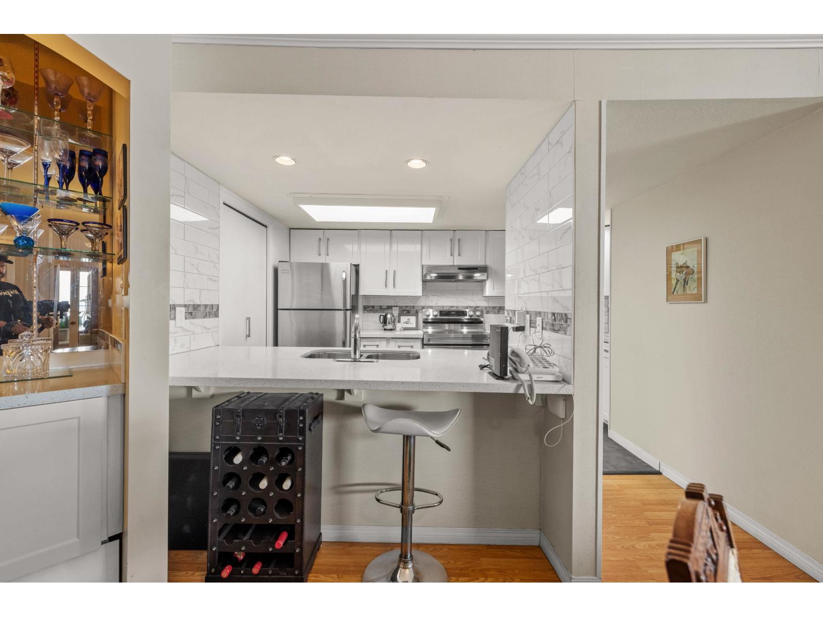 402 15025 VICTORIA AVENUE, White Rock