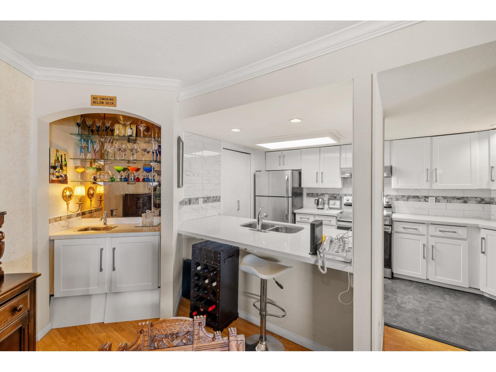 402 15025 VICTORIA AVENUE, White Rock