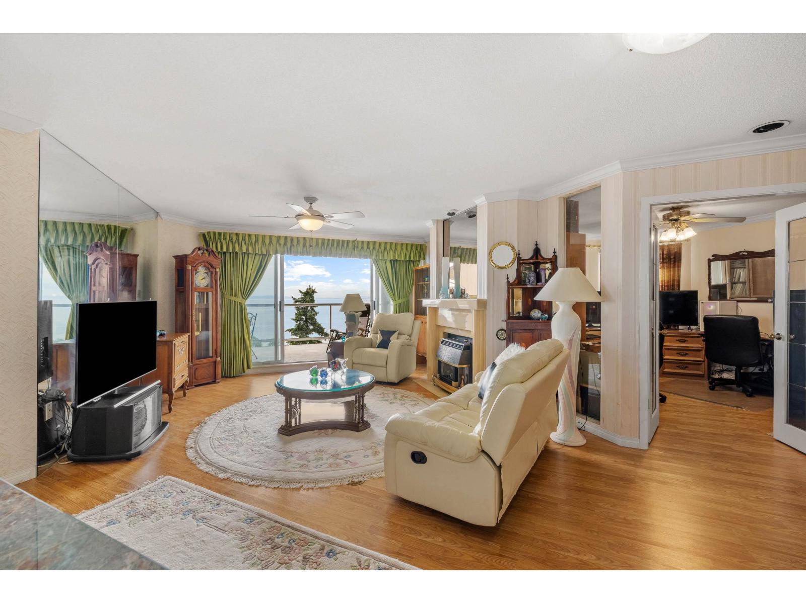 402 15025 VICTORIA AVENUE, White Rock