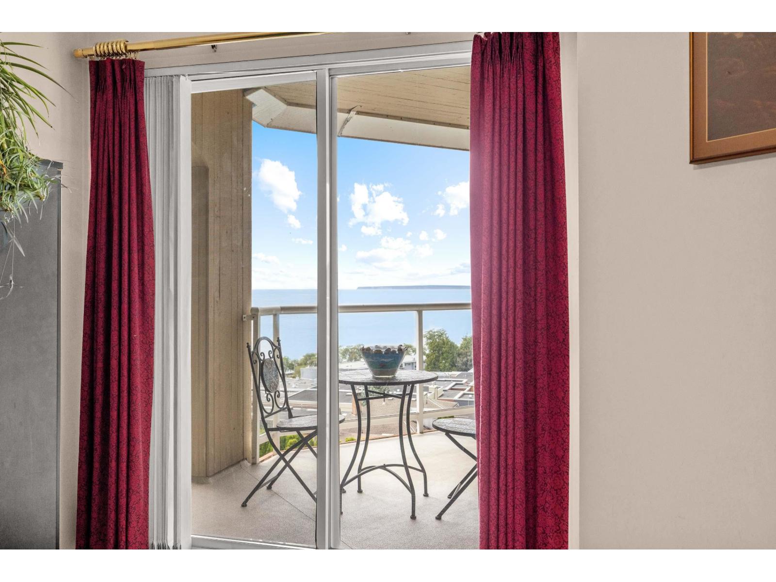 402 15025 VICTORIA AVENUE, White Rock