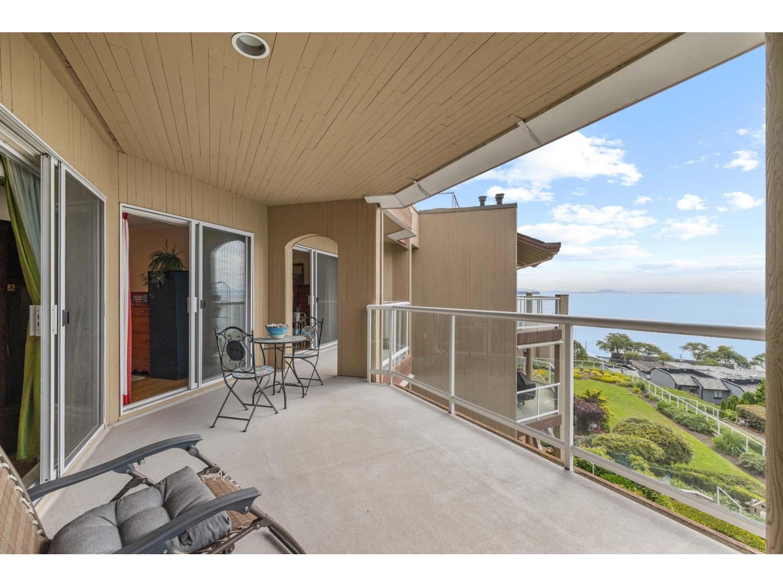 402 15025 VICTORIA AVENUE, White Rock