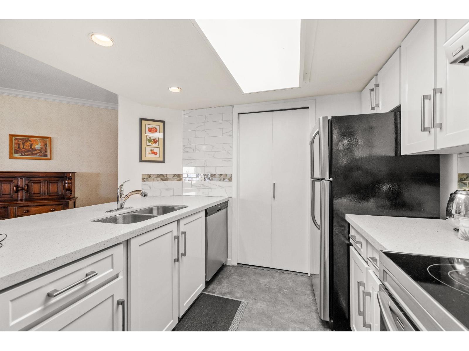 402 15025 VICTORIA AVENUE, White Rock