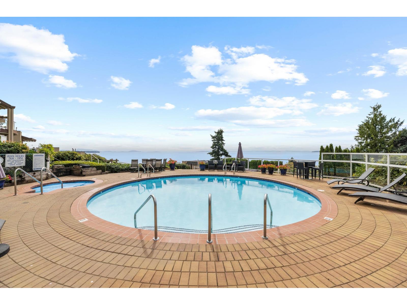 402 15025 VICTORIA AVENUE, White Rock