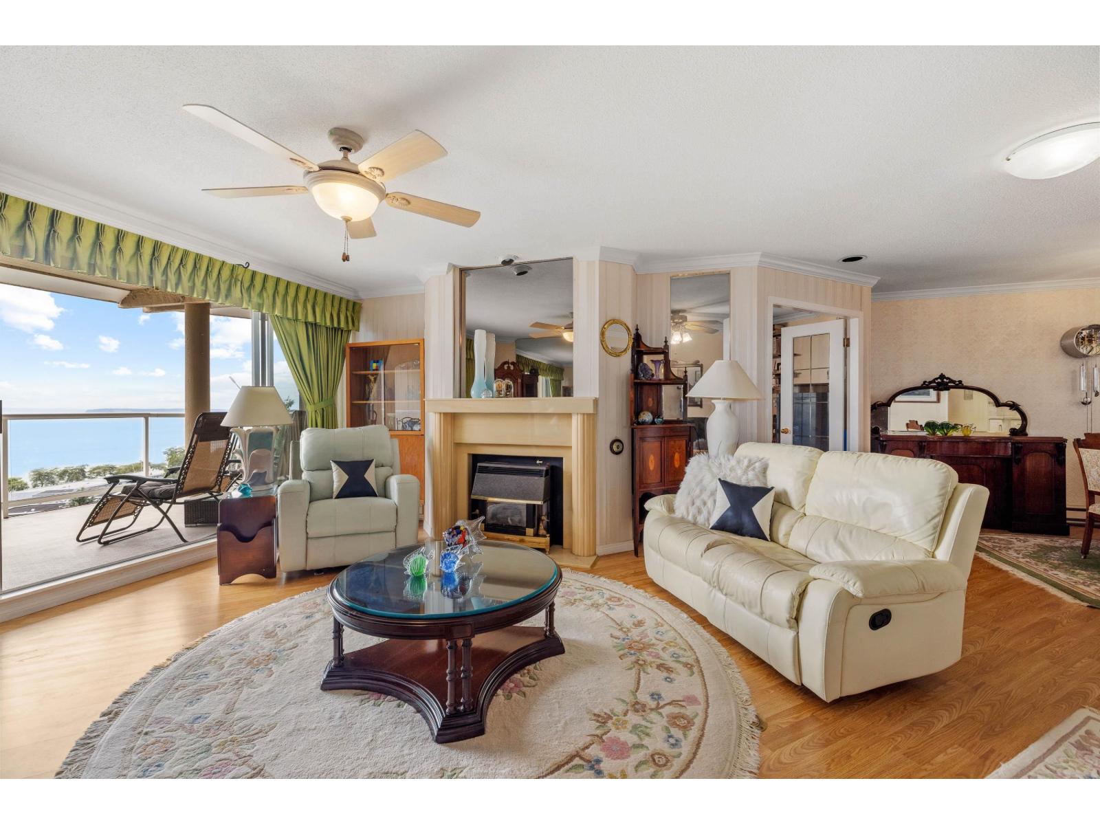402 15025 VICTORIA AVENUE, White Rock