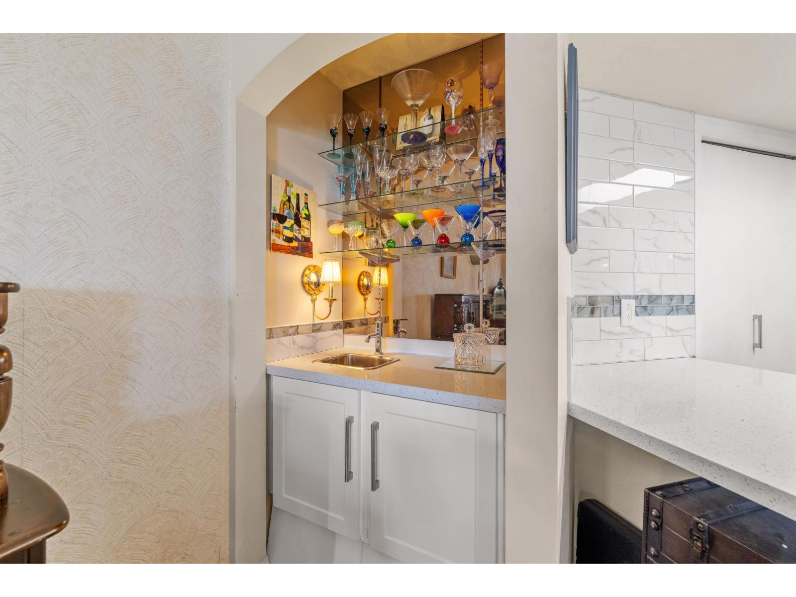 402 15025 VICTORIA AVENUE, White Rock