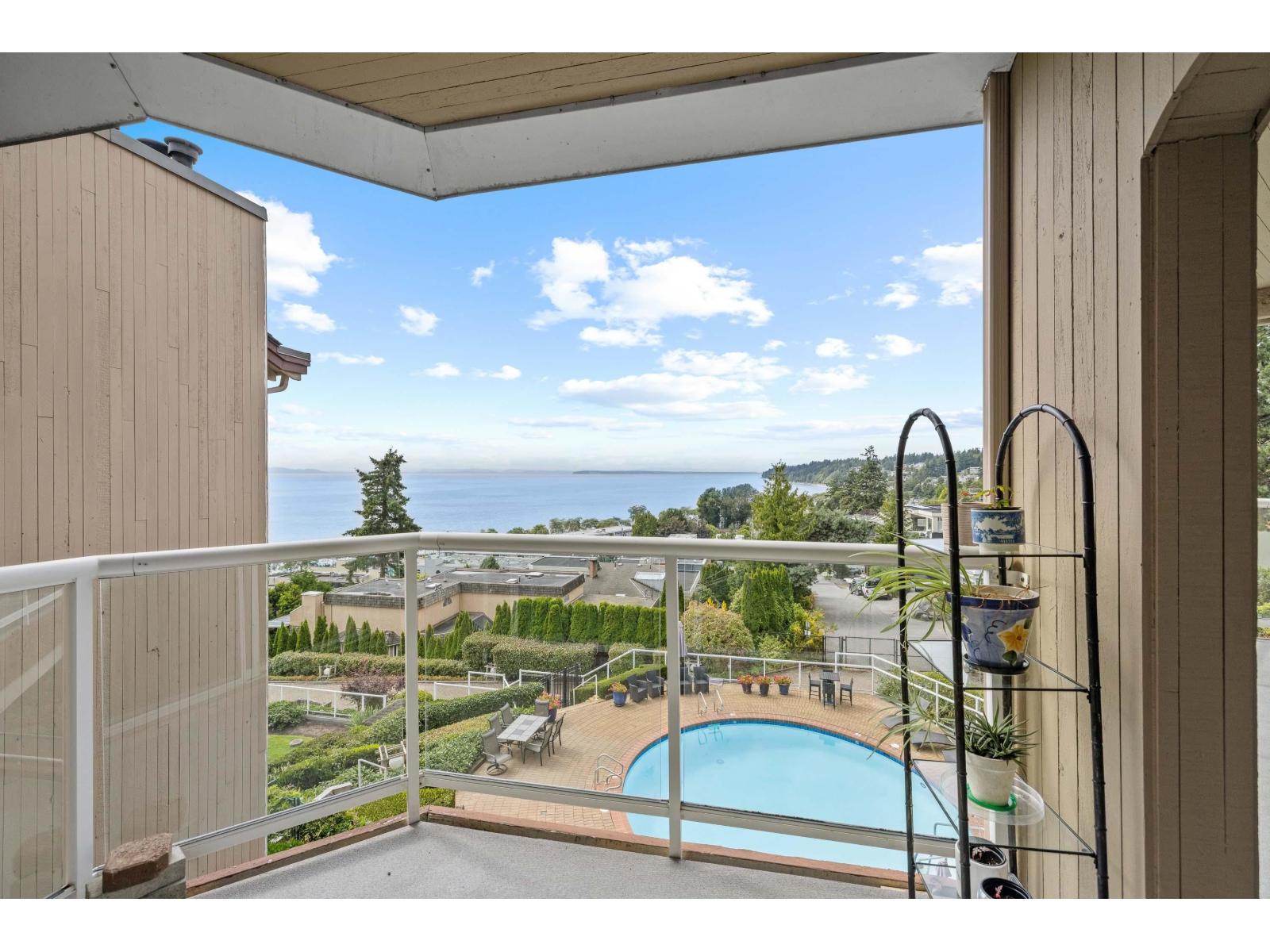 402 15025 VICTORIA AVENUE, White Rock