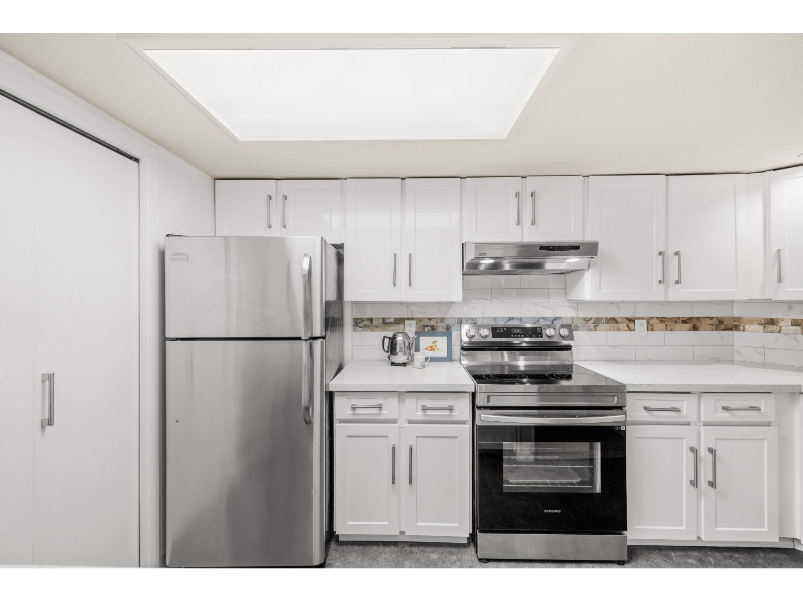 402 15025 VICTORIA AVENUE, White Rock