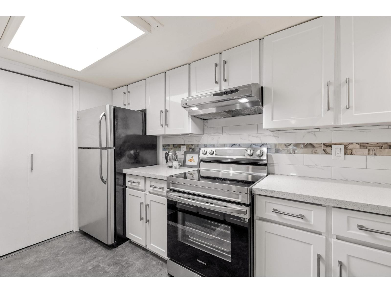 402 15025 VICTORIA AVENUE, White Rock