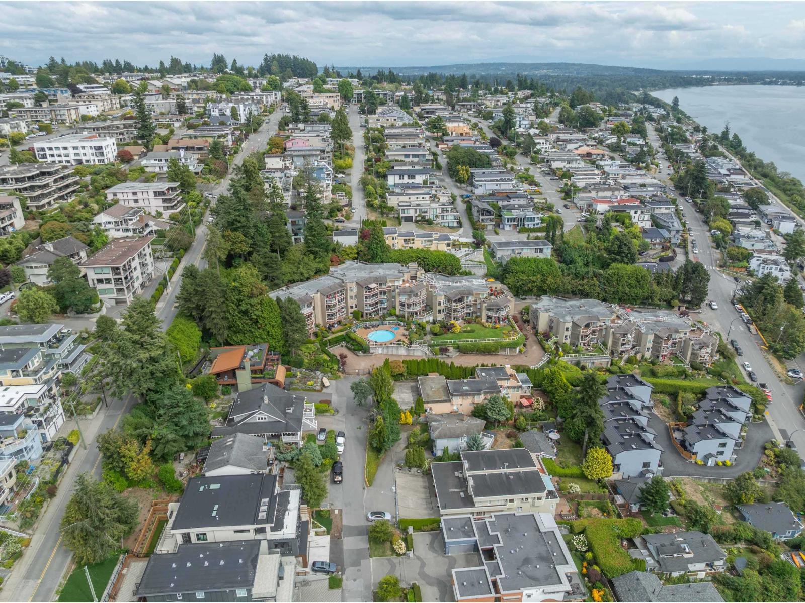 402 15025 VICTORIA AVENUE, White Rock