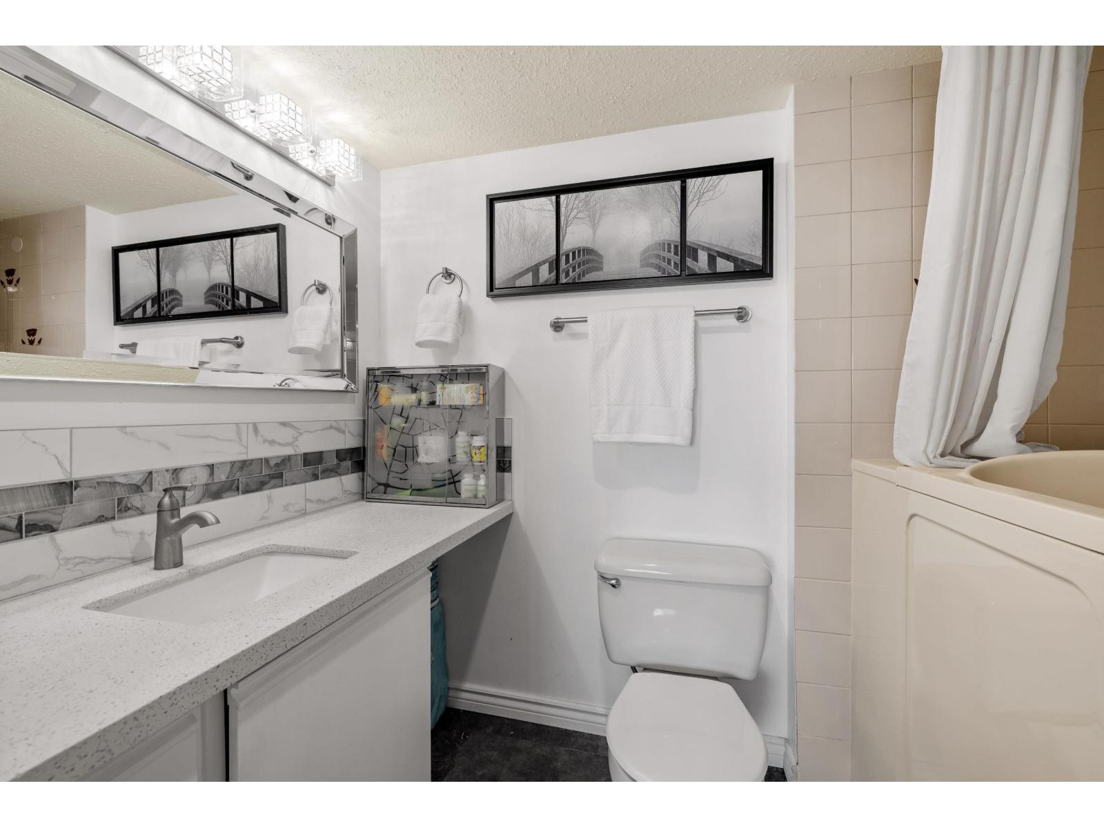 402 15025 VICTORIA AVENUE, White Rock