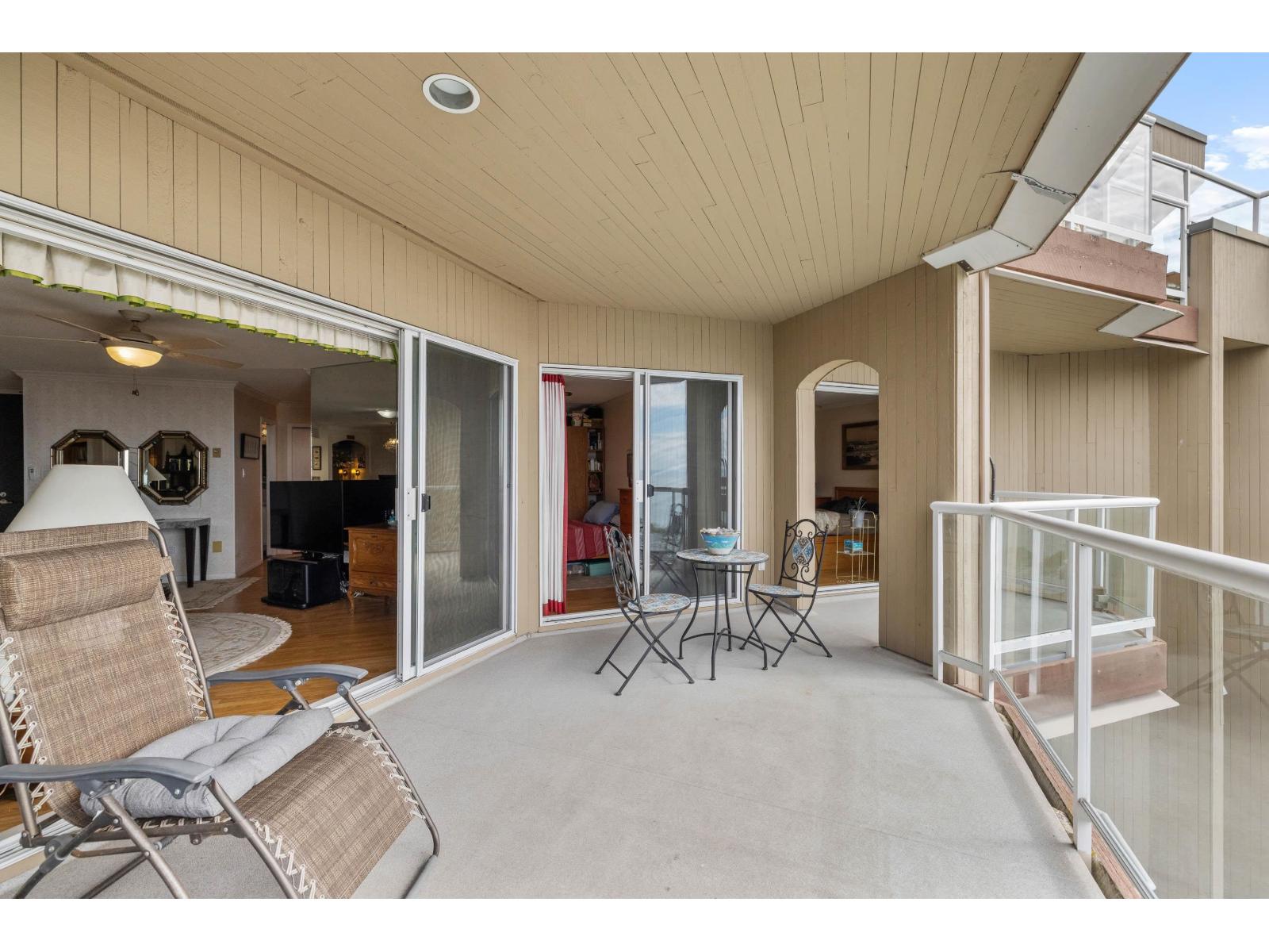 402 15025 VICTORIA AVENUE, White Rock