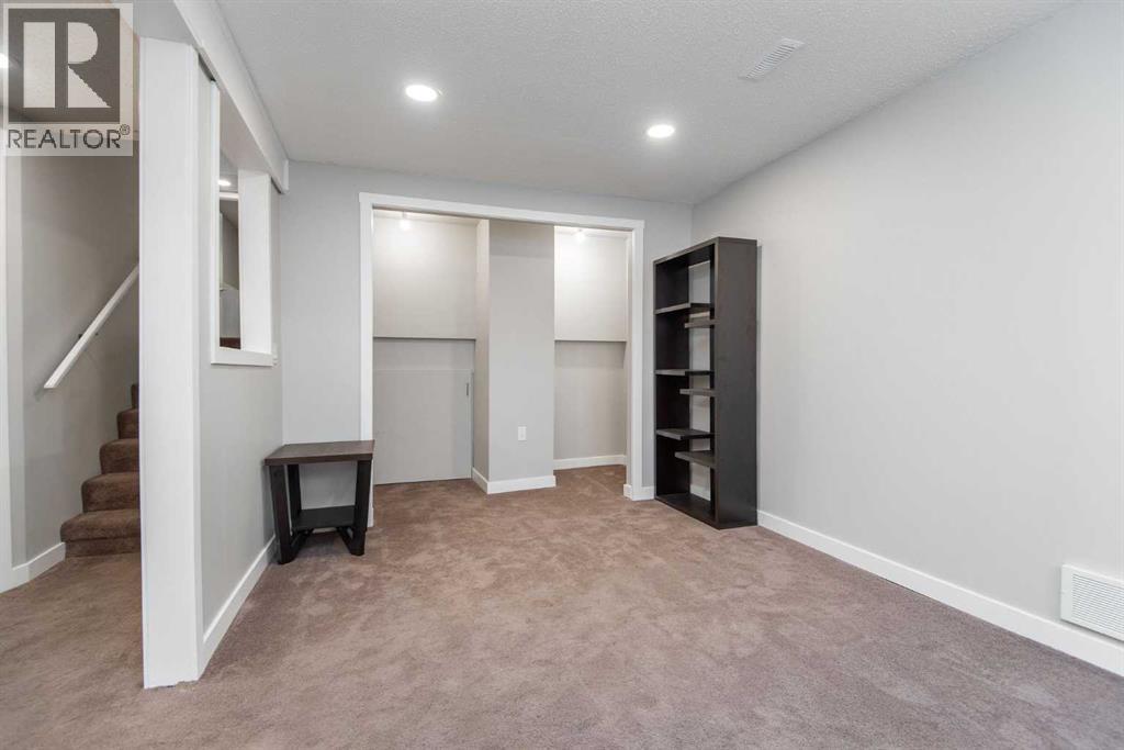 Single Family House 4 Level for Sale in  Glendale Boulevard Glendale Red Deer 