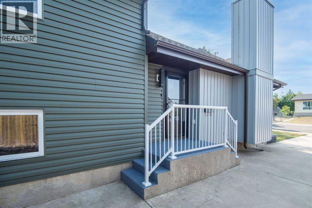 Single Family House 4 Level for Sale in  Glendale Boulevard Glendale Red Deer 