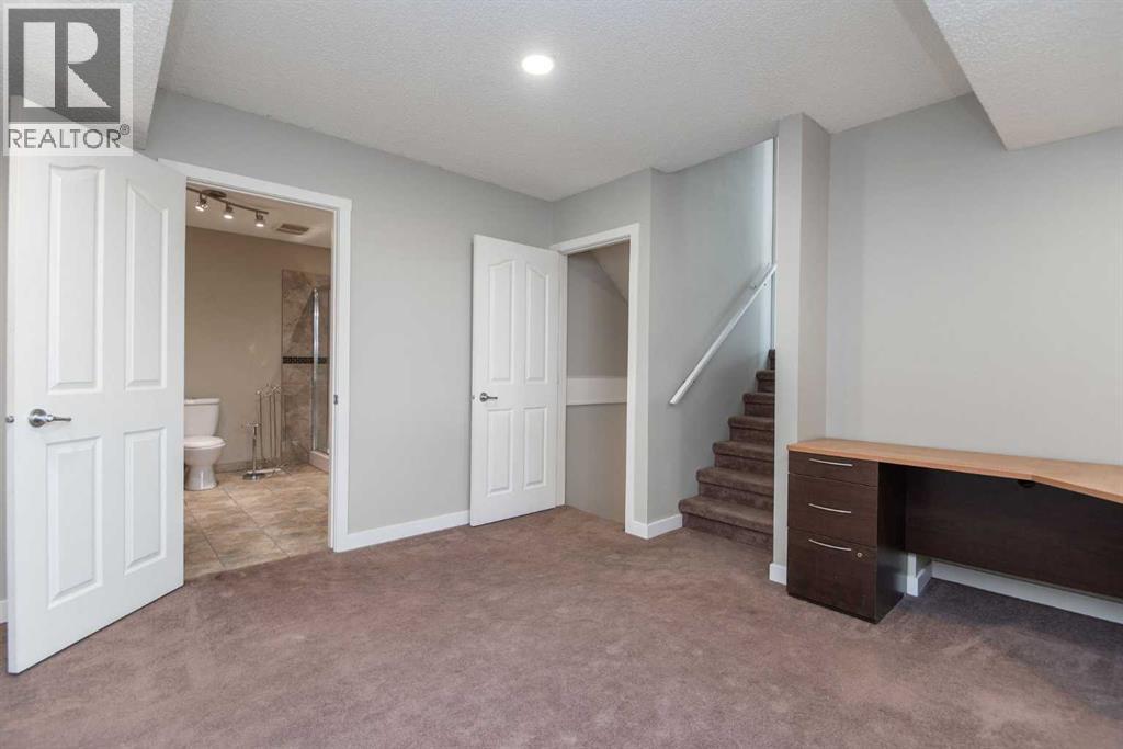 Single Family House 4 Level for Sale in  Glendale Boulevard Glendale Red Deer 
