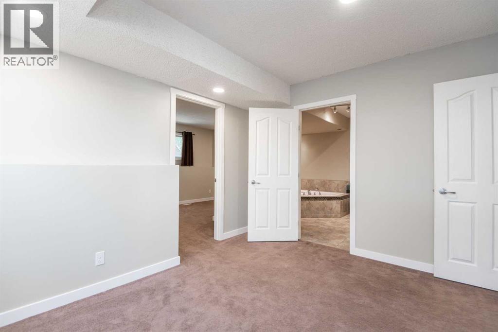 Single Family House 4 Level for Sale in  Glendale Boulevard Glendale Red Deer 