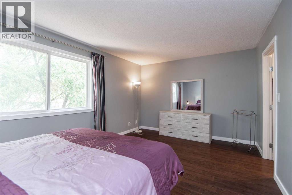 Single Family House 4 Level for Sale in  Glendale Boulevard Glendale Red Deer 