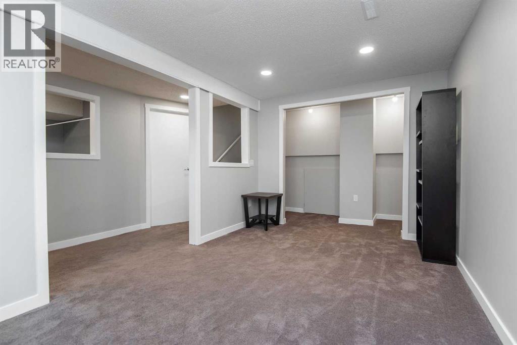 Single Family House 4 Level for Sale in  Glendale Boulevard Glendale Red Deer 