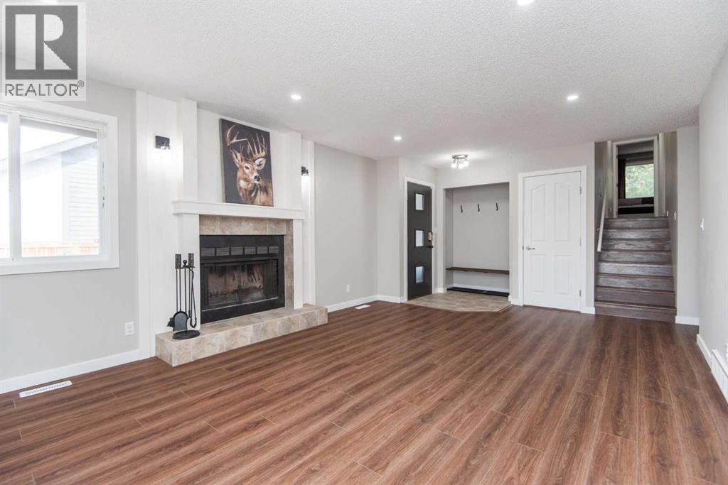 Single Family House 4 Level for Sale in  Glendale Boulevard Glendale Red Deer 
