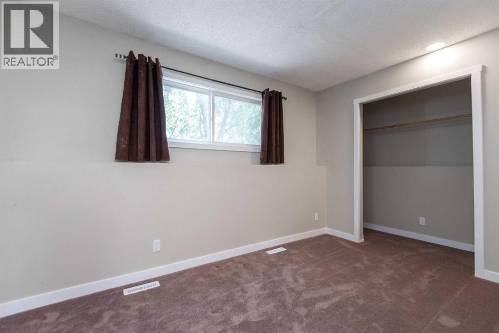 Single Family House 4 Level for Sale in  Glendale Boulevard Glendale Red Deer 