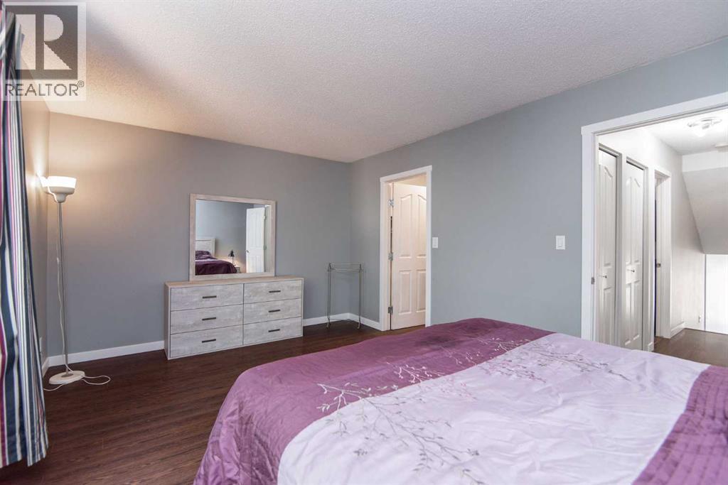 Single Family House 4 Level for Sale in  Glendale Boulevard Glendale Red Deer 