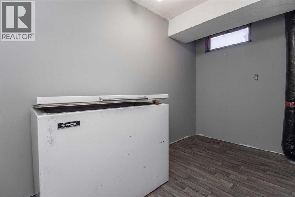 Single Family House 4 Level for Sale in  Glendale Boulevard Glendale Red Deer 