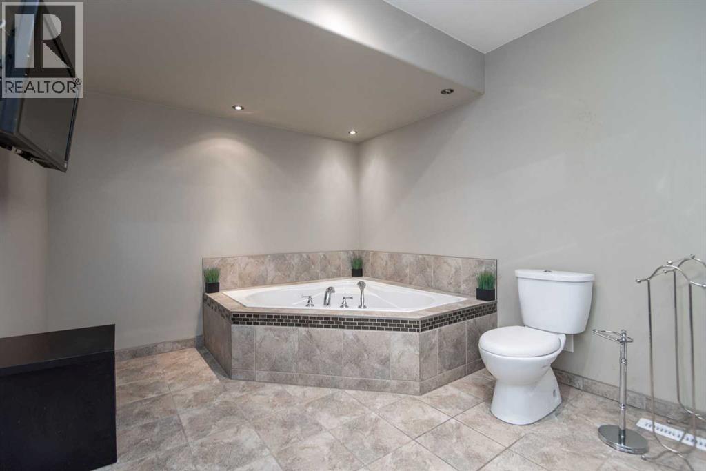 Single Family House 4 Level for Sale in  Glendale Boulevard Glendale Red Deer 