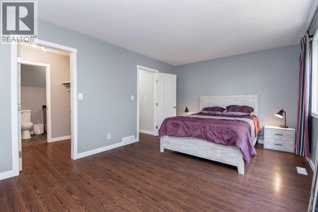 Single Family House 4 Level for Sale in  Glendale Boulevard Glendale Red Deer 