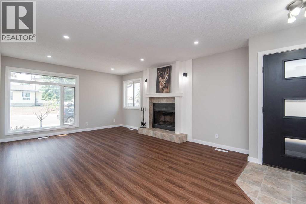 Single Family House 4 Level for Sale in  Glendale Boulevard Glendale Red Deer 