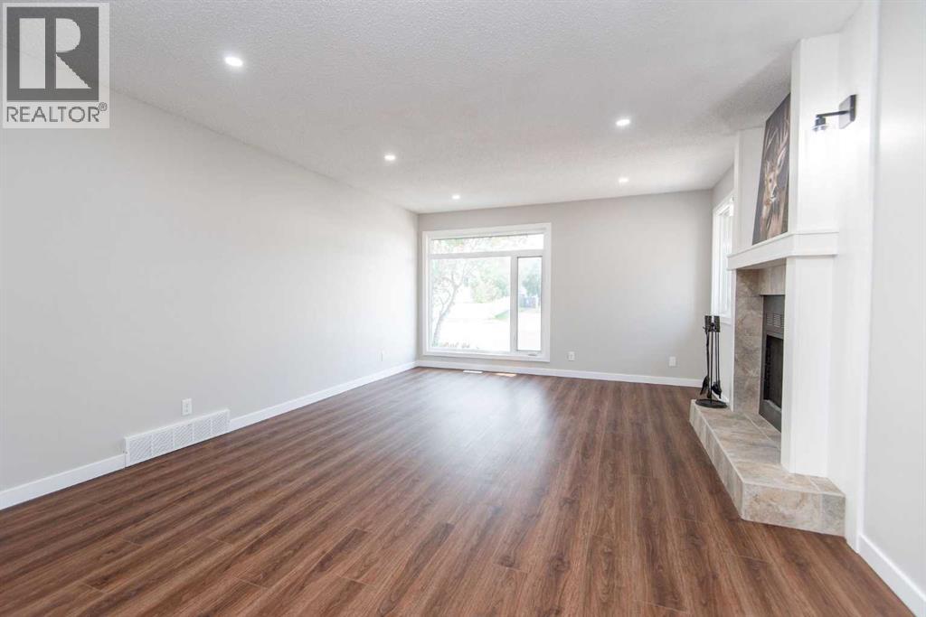 Single Family House 4 Level for Sale in  Glendale Boulevard Glendale Red Deer 