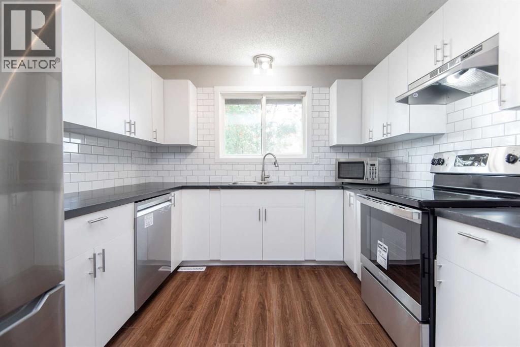 Single Family House 4 Level for Sale in  Glendale Boulevard Glendale Red Deer 