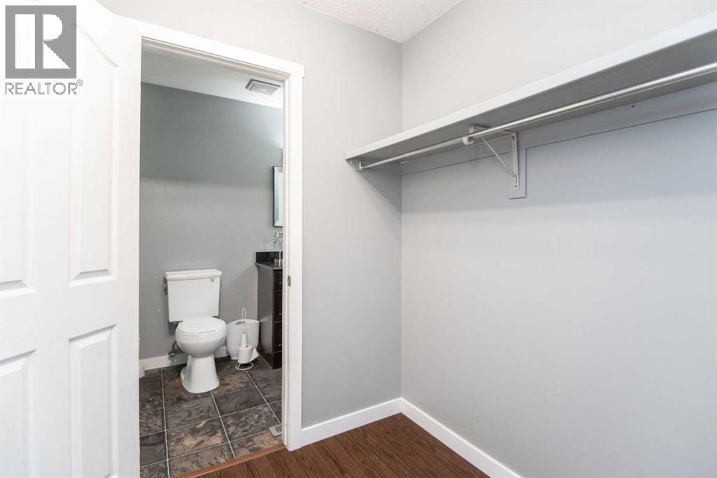 Single Family House 4 Level for Sale in  Glendale Boulevard Glendale Red Deer 