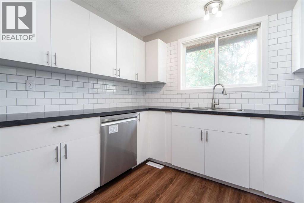 Single Family House 4 Level for Sale in  Glendale Boulevard Glendale Red Deer 