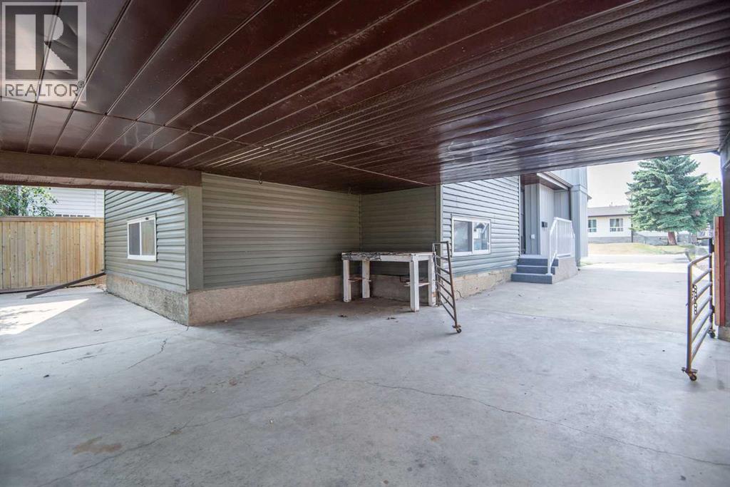 Single Family House 4 Level for Sale in  Glendale Boulevard Glendale Red Deer 