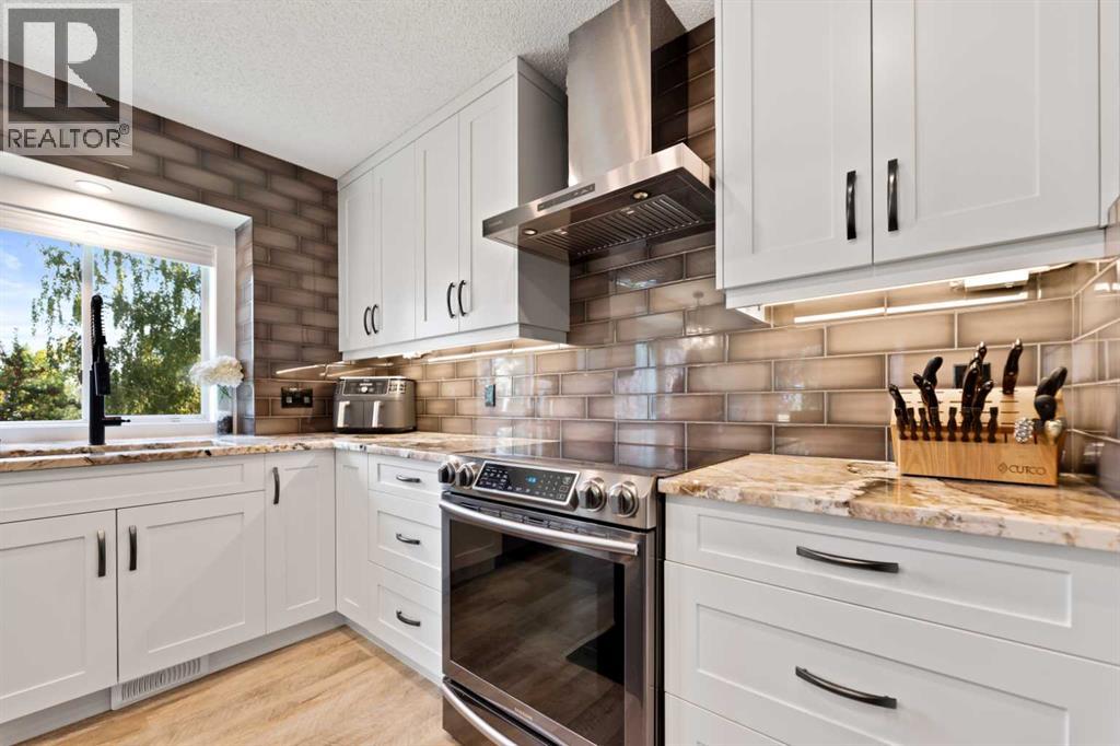 Single Family House for Sale in  Douglas Ridge Place SE Douglasdale/Glen Calgary 