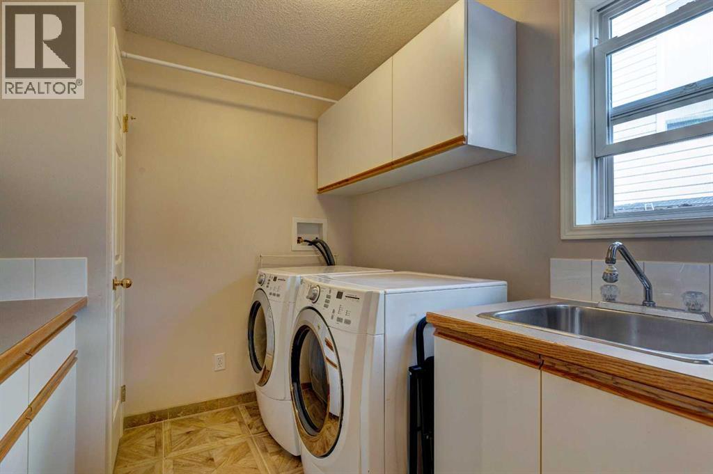 Single Family House for Sale in  Sierra Nevada Way SW Signal Hill Calgary 