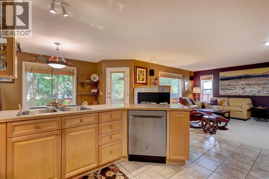 Single Family House for Sale in  Sierra Nevada Way SW Signal Hill Calgary 