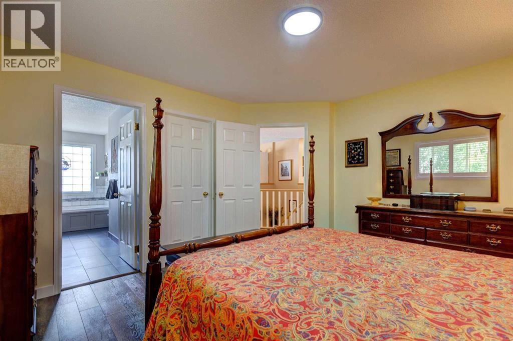 Single Family House for Sale in  Sierra Nevada Way SW Signal Hill Calgary 