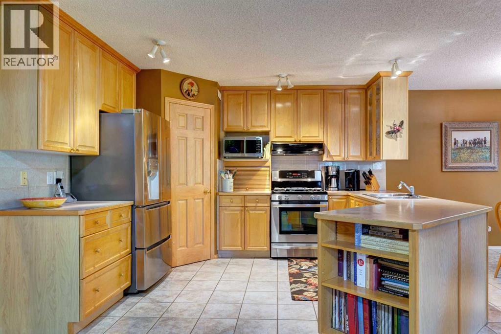 Single Family House for Sale in  Sierra Nevada Way SW Signal Hill Calgary 