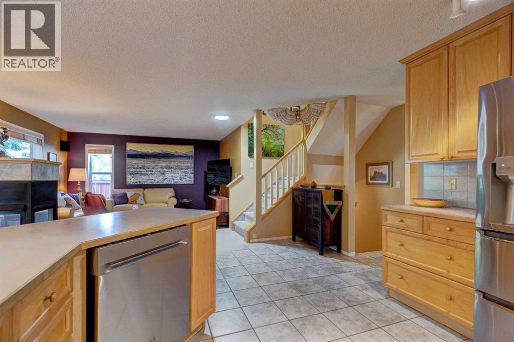 Single Family House for Sale in  Sierra Nevada Way SW Signal Hill Calgary 