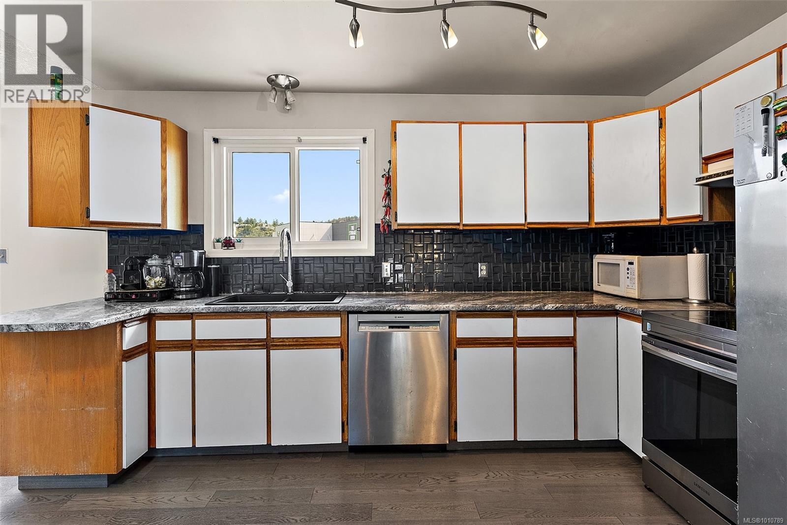 2475 Skedans Rd, Langford