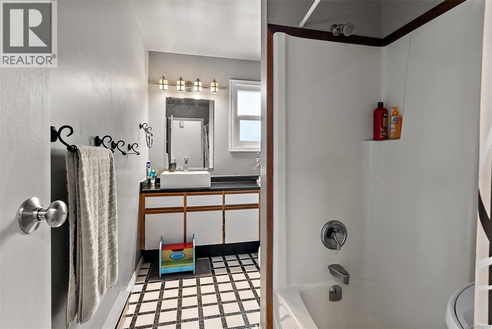 2475 Skedans Rd, Langford