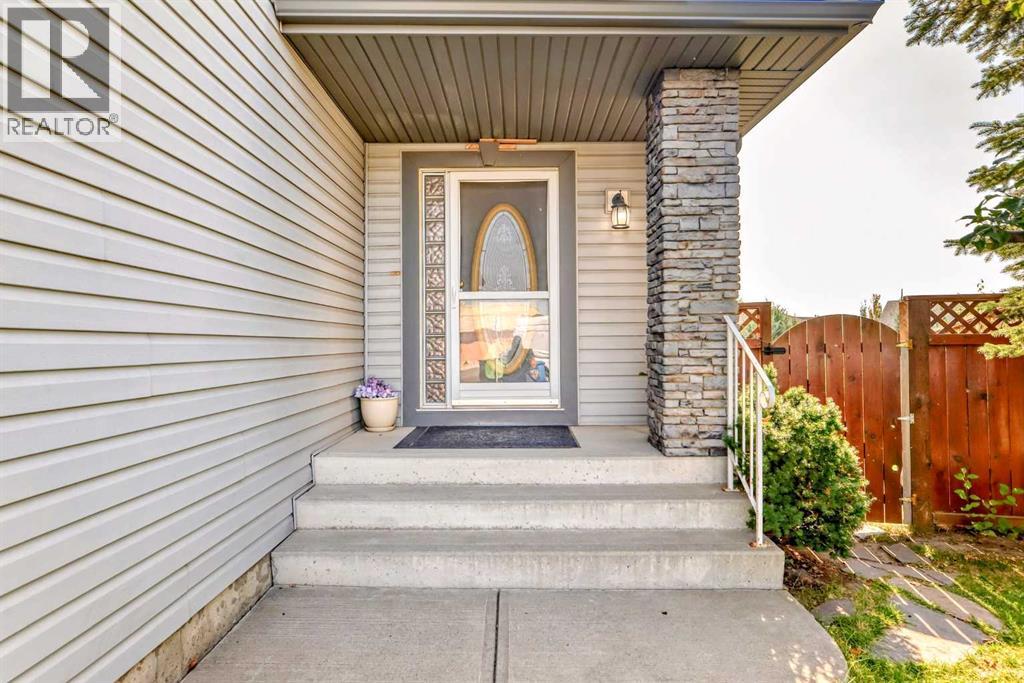 Single Family House for Sale in  Covette Bay NE Coventry Hills Calgary 