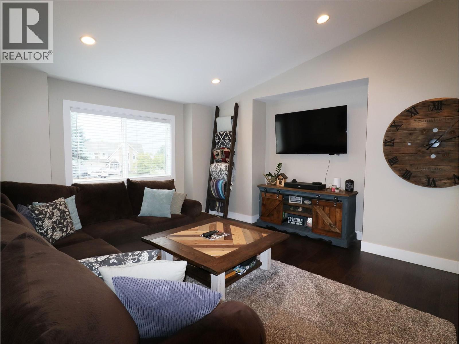 251 GOLDEN Way, Grand Forks