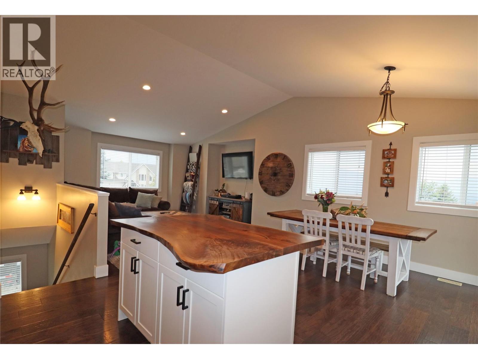 251 GOLDEN Way, Grand Forks