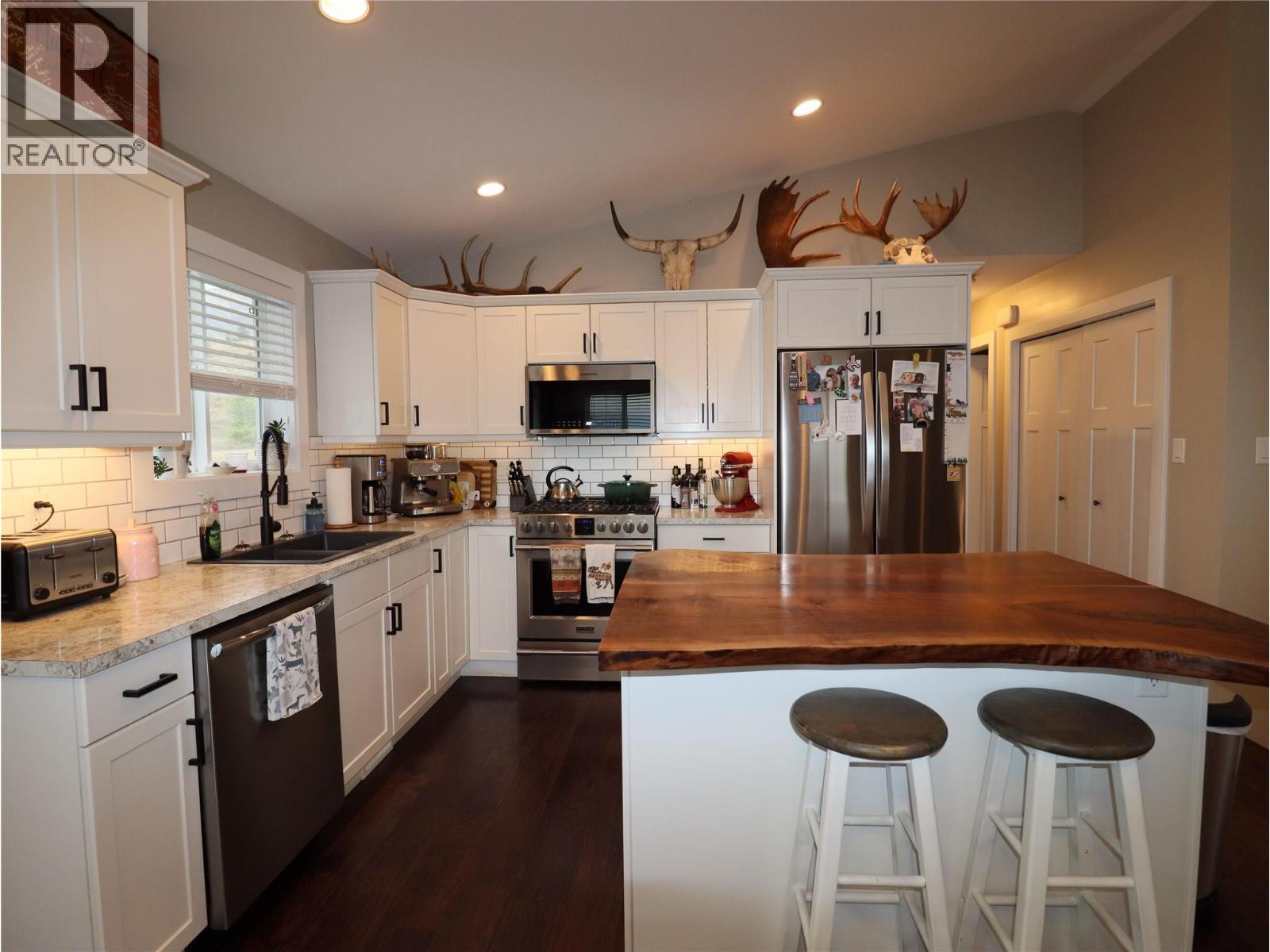 251 GOLDEN Way, Grand Forks