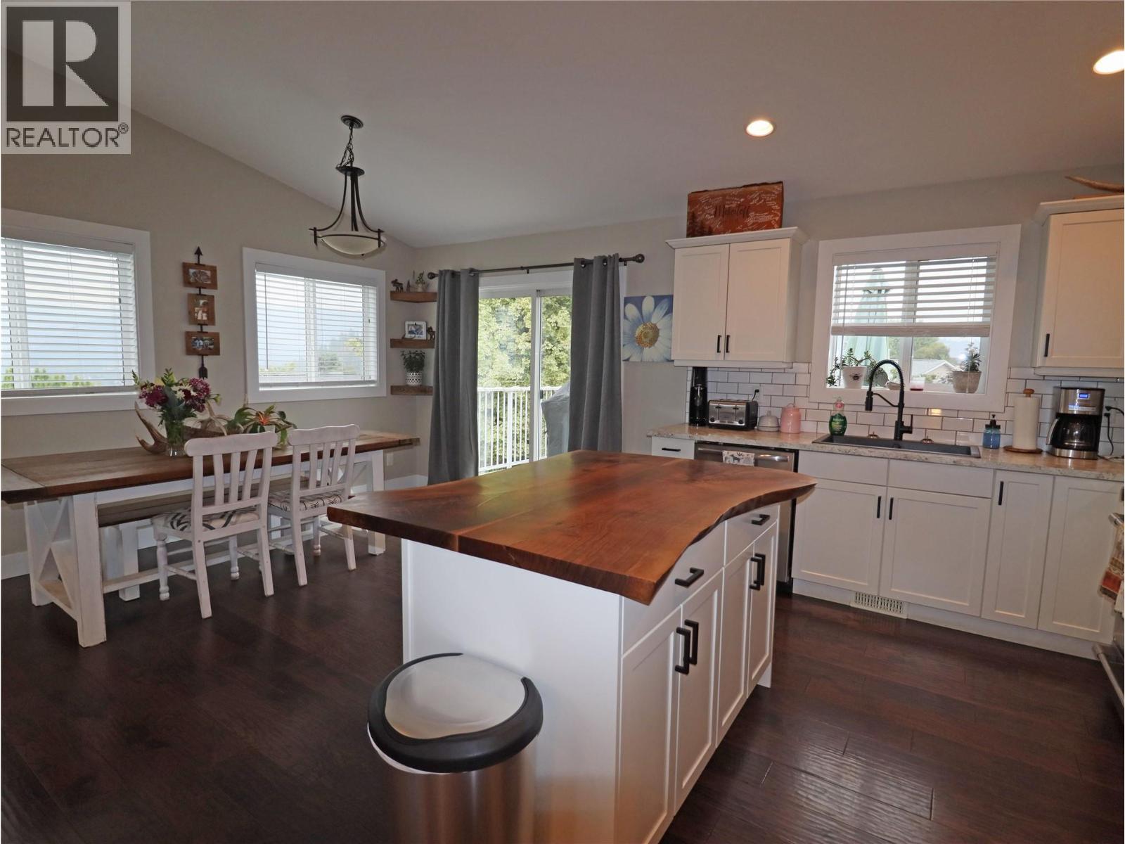 251 GOLDEN Way, Grand Forks