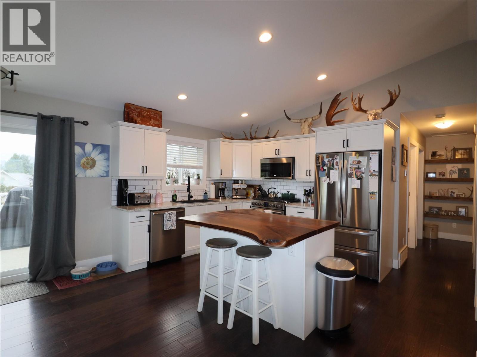 251 GOLDEN Way, Grand Forks